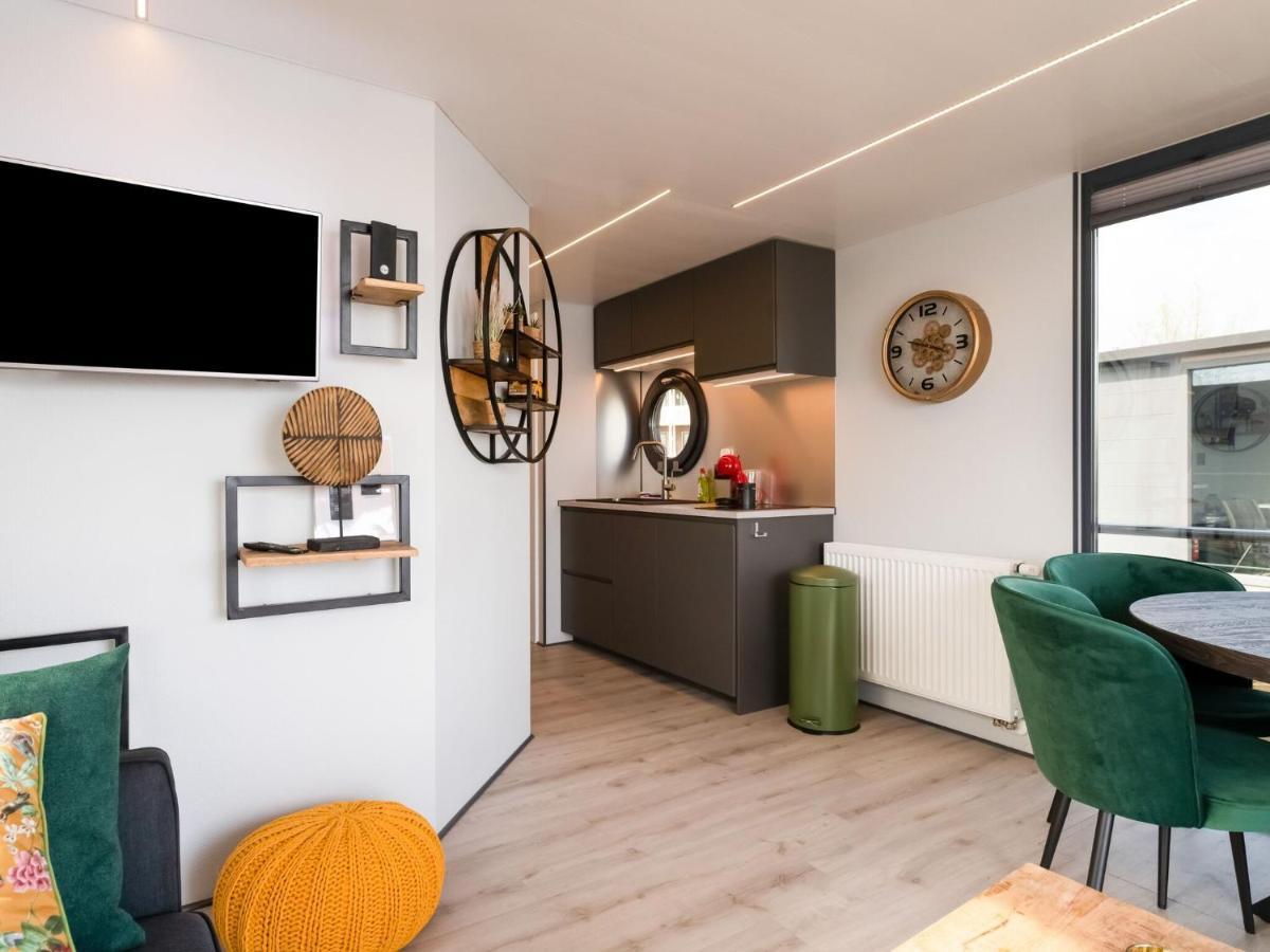 Beautiful Houseboat In Marina Of Volendam Hotel Exterior photo